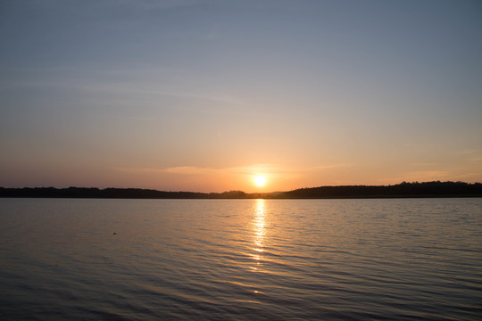 夕阳湖水