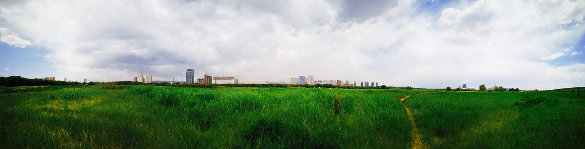 内蒙古包头赛汗塔拉城中草原全景