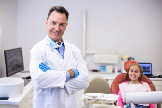 牙科诊所牙医与年轻患者