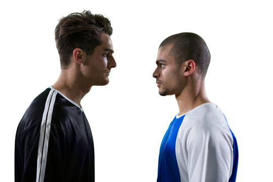 两个敌对的足球运动员看着对方
