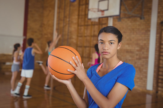 高中女生在后台打篮球的照片