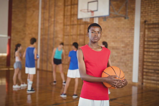 高中男生在后台打篮球的照片