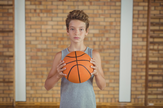 男孩在球场上打篮球