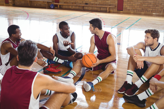 篮球运动员在球场上休息互动