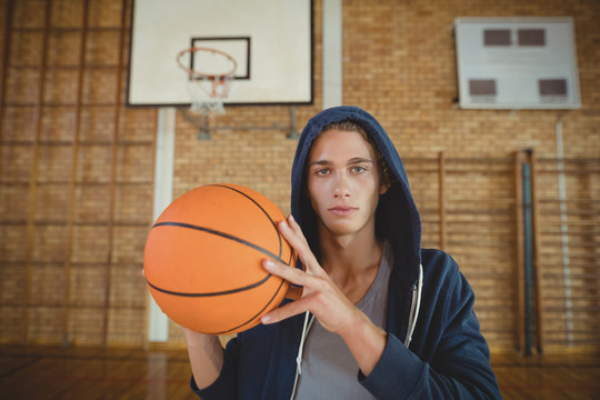 高中男孩站在球场上打篮球
