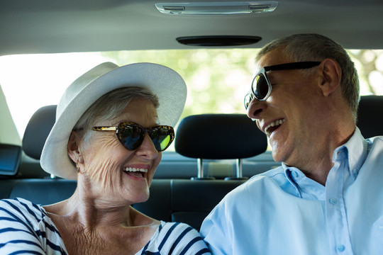 在车里享受快乐的老年夫妇