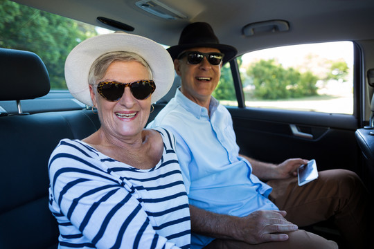 坐在车里快乐的老年夫妇的画像