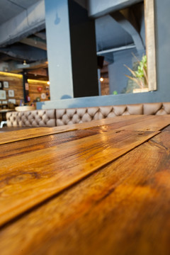 空咖啡店木桌特写