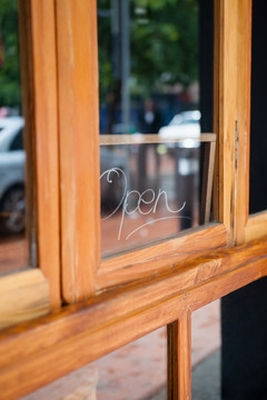 咖啡馆玻璃窗开放文字特写