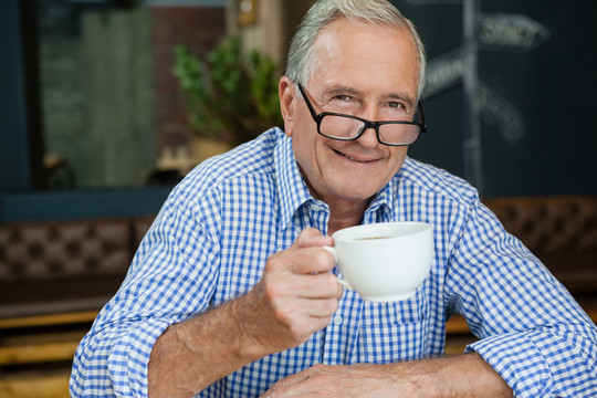 咖啡馆喝咖啡的快乐老人