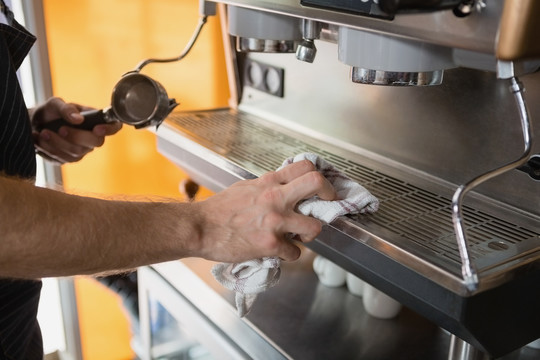 咖啡厅服务员清洗咖啡机的特写