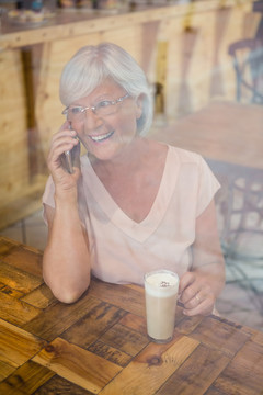 快乐的老太太在打手机