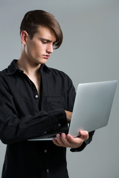 中性男人使用笔记本电脑