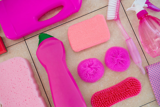 瓷砖地板上粉色清洁产品