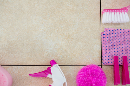 瓷砖地板上粉色清洁设备