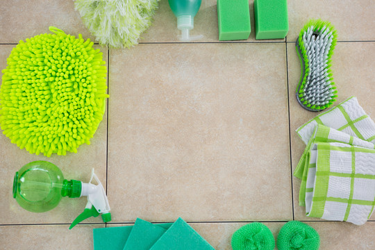铺在瓷砖地板上的绿色清洁产品