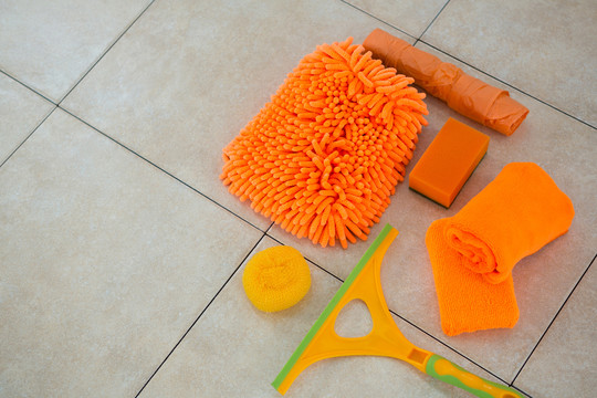 瓷砖地板上橙色清洁产品