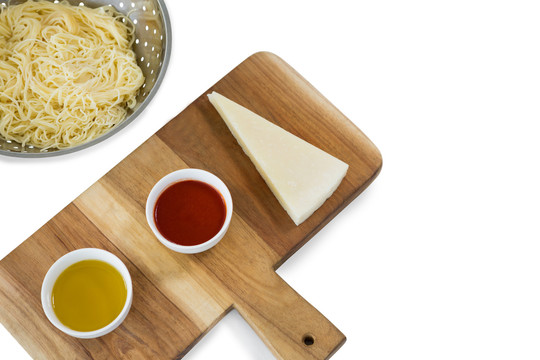 切肉板上酱汁奶酪夹心漏勺意面