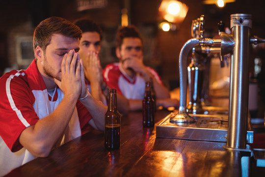 酒吧看足球比赛的男朋友组