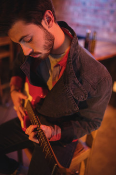 年轻人在酒吧弹吉他