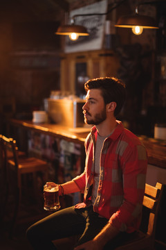 在酒吧喝啤酒的男性