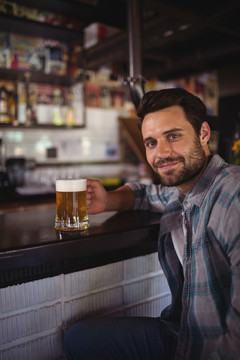 喝啤酒的快乐男人的画像