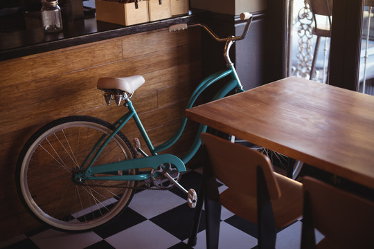 餐厅柜台附近的自行车