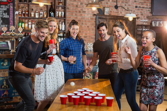 玩啤酒乒乓球时朋友们在欢呼