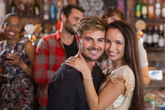 在酒吧拥抱的年轻夫妇的肖像