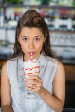 年轻女子在餐馆喝冰沙的照片