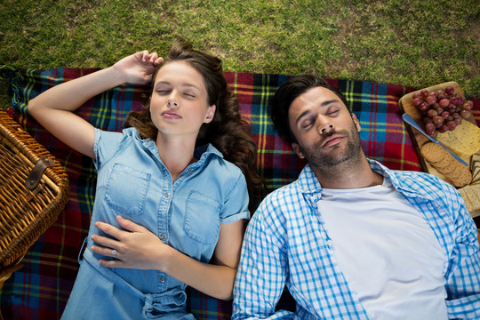 睡在野餐垫上的幸福夫妇