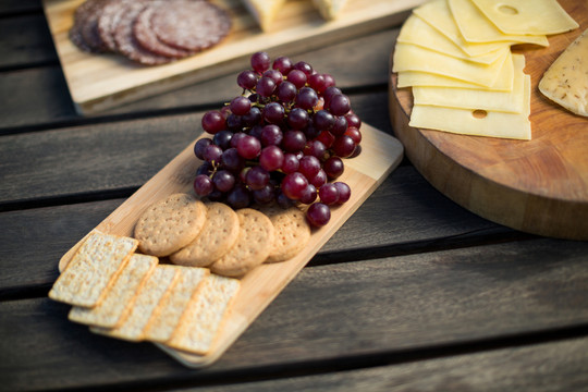 木桌上的红葡萄曲奇和奶酪