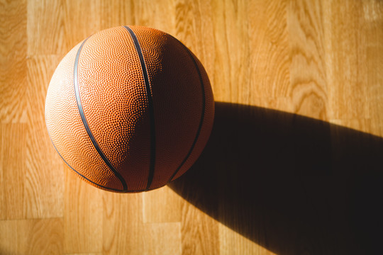 篮球在硬木地板上