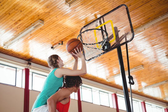 男子在场上篮球时协助女朋友
