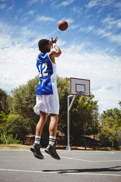 少年篮球运动员在球场上练习得分