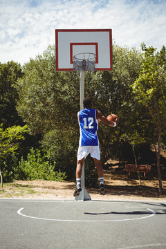 青少年篮球运动员在练习时得分