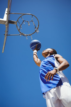 青少年在晴空下打篮球
