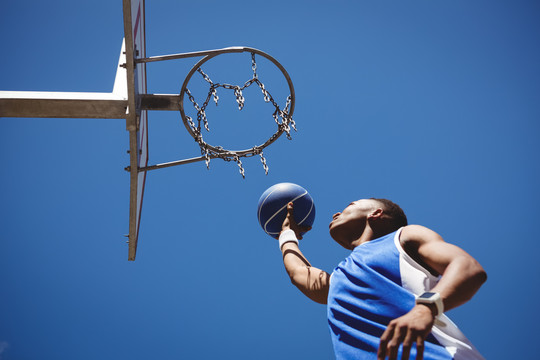 小男孩在晴空下打篮球