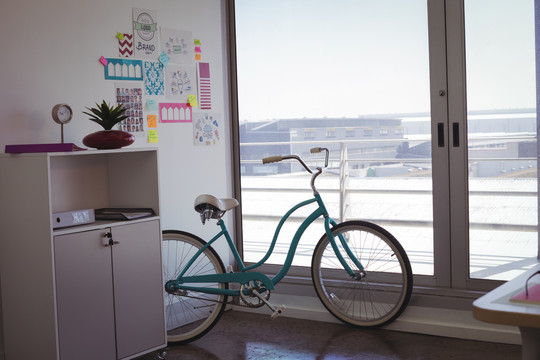 办公室里的自行车