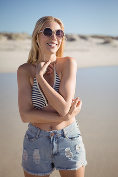 海滩上戴着太阳镜的快乐女人