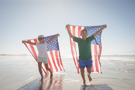 披挂美国国旗奔跑的孩童