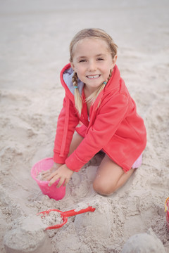 沙滩上嬉戏的微笑女孩的肖像