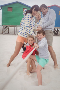 快乐的多代家庭在沙滩上玩耍