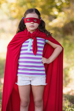 在营地穿着超级英雄服装的小女孩