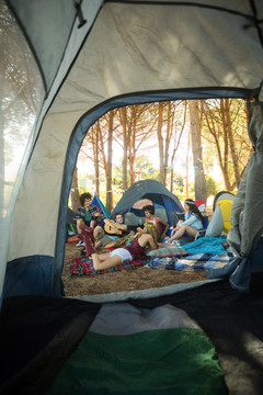 朋友们一起在帐篷里的野地里玩