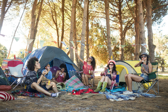 朋友们在野营地的帐篷里