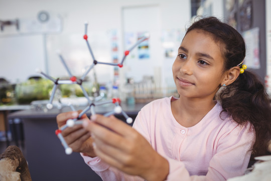 小学生在科学实验室检查分子模型