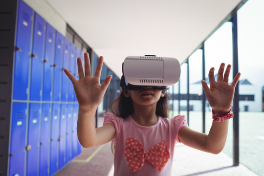 女学生使用虚拟现实眼镜