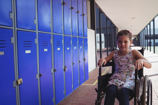储物柜旁坐轮椅的女学生画像