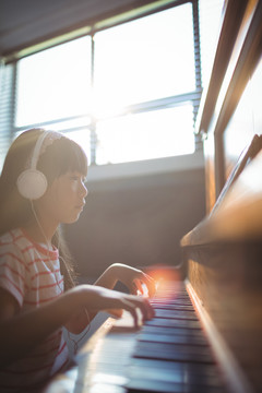 在音乐学校上课练钢琴的小学生
